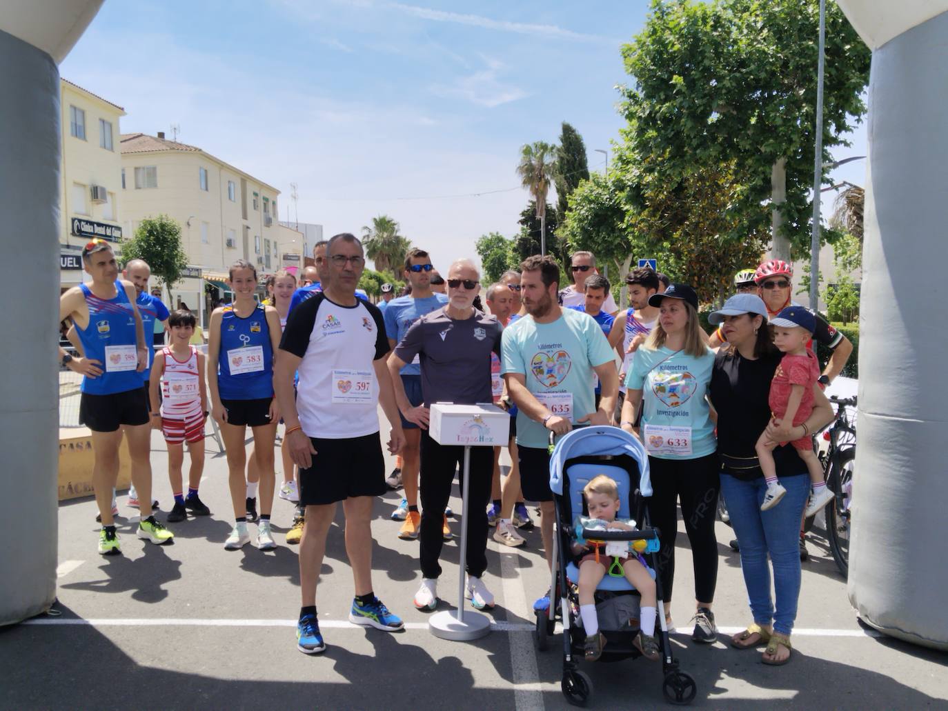 Imagen secundaria 1 - Más de un centenar de corredores visibilizan el Tay-sachs y colaboran para su investigación