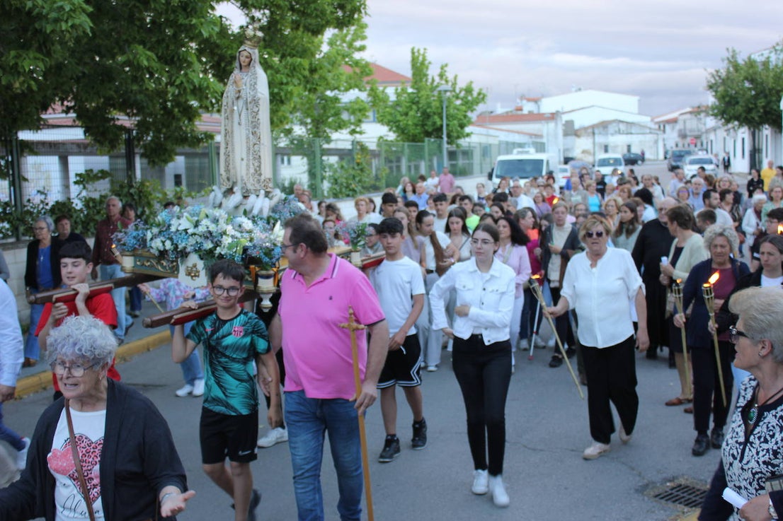 Numerosas personas arropan a la Virgen de Fátima en una procesión que no salía desde hacía más de 60 años