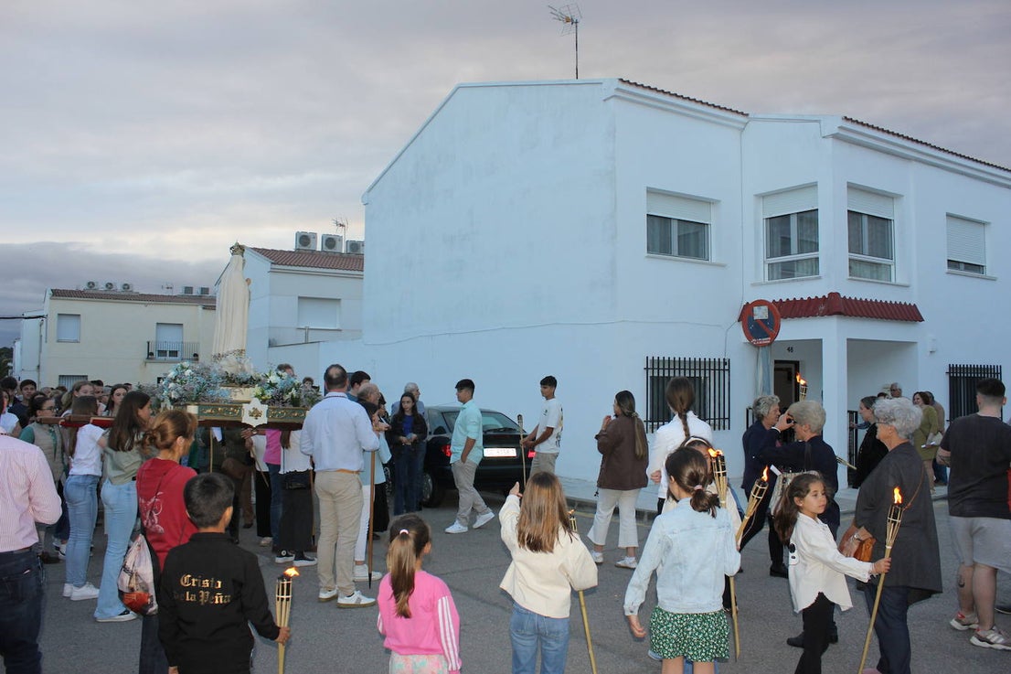 Numerosas personas arropan a la Virgen de Fátima en una procesión que no salía desde hacía más de 60 años