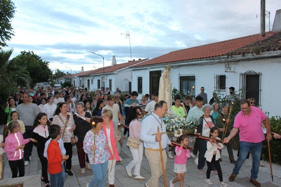 Numerosas personas arropan a la Virgen de Fátima en una procesión que no salía desde hacía más de 60 años