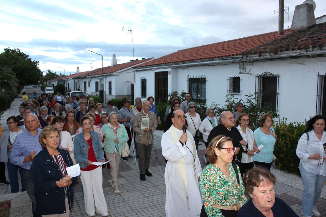 Numerosas personas arropan a la Virgen de Fátima en una procesión que no salía desde hacía más de 60 años
