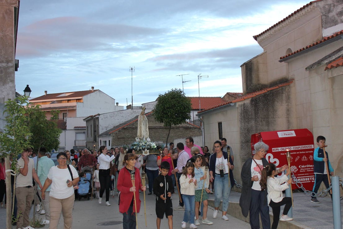 Numerosas personas arropan a la Virgen de Fátima en una procesión que no salía desde hacía más de 60 años
