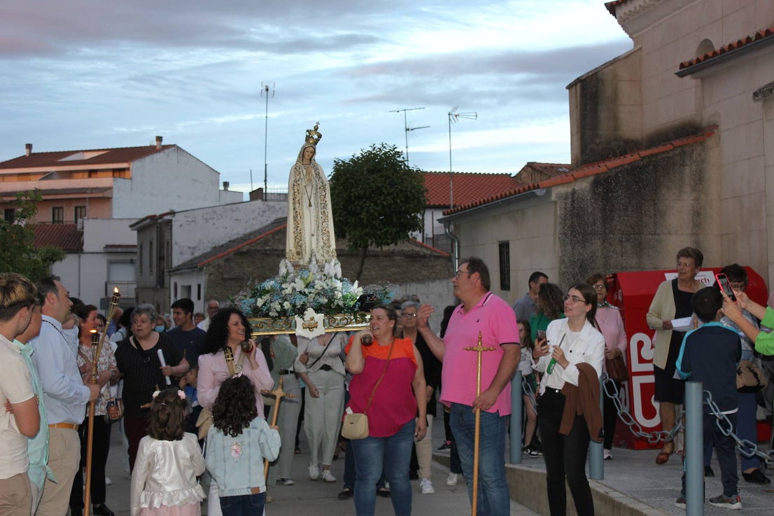Numerosas personas arropan a la Virgen de Fátima en una procesión que no salía desde hacía más de 60 años