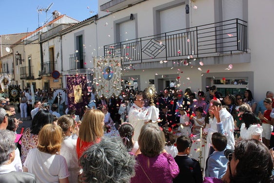 Los pétalos inundan los altares de la localidad en el Corpus Christi