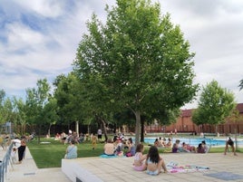 Usuarios de distintas edades han disfrutado de la primera jornada de baño.