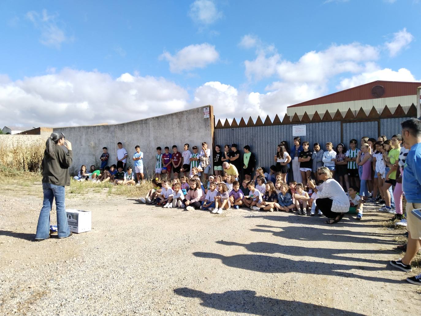 Imagen principal - Alumnos del León Leal Ramos presencian la liberación de dos cernícalos vulgares