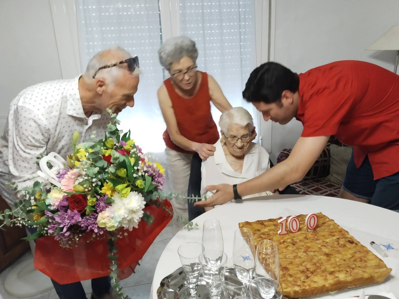 Imagen secundaria 1 - Josefa Galán cumple un siglo de vida rodeada de sus seres queridos