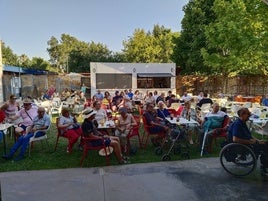 Casi todos los asociados asistieron a esta convocatoria ayer por la tarde en el albergue de la piscina.