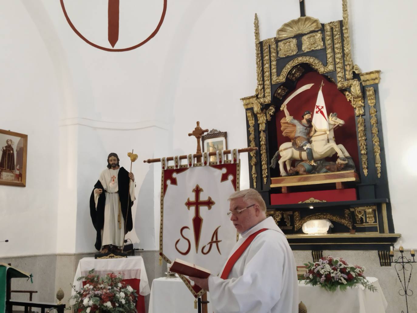 Imagen secundaria 1 - Decenas de casareños regresan a la Mesa de ofrendas de Santiago