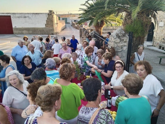 Decenas de casareños regresan a la Mesa de ofrendas de Santiago