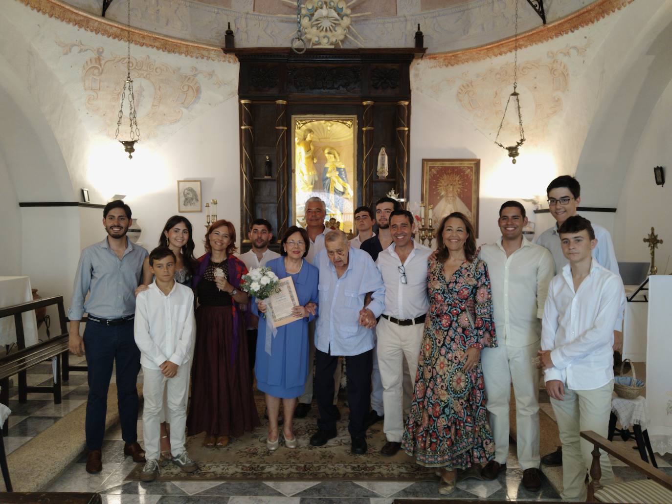 Imagen principal - El matrimonio junto a sus hijos y nietos. Abajo junto a varios amigos de la familia.