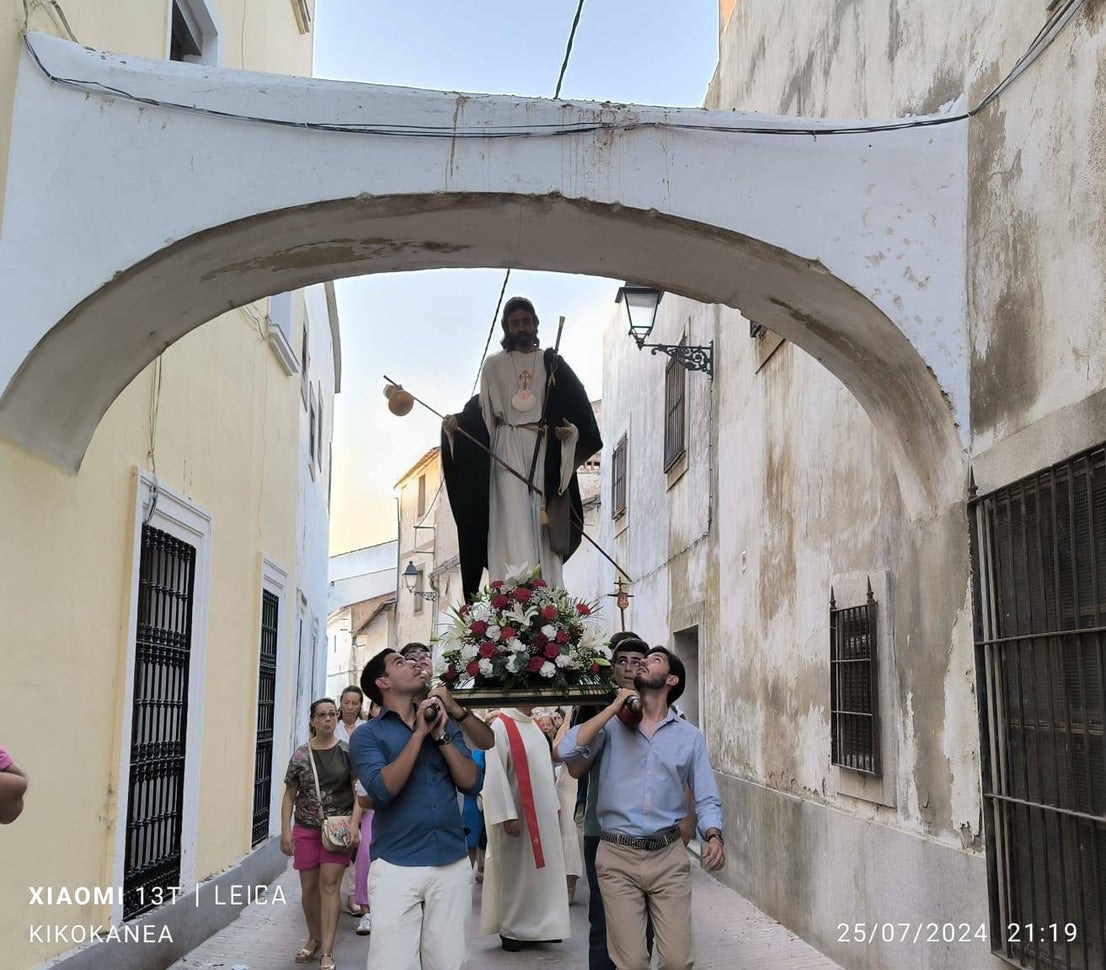 Santiago Peregrino sale en procesión como manda la tradición