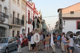 Santiago Peregrino sale en procesión como manda la tradición