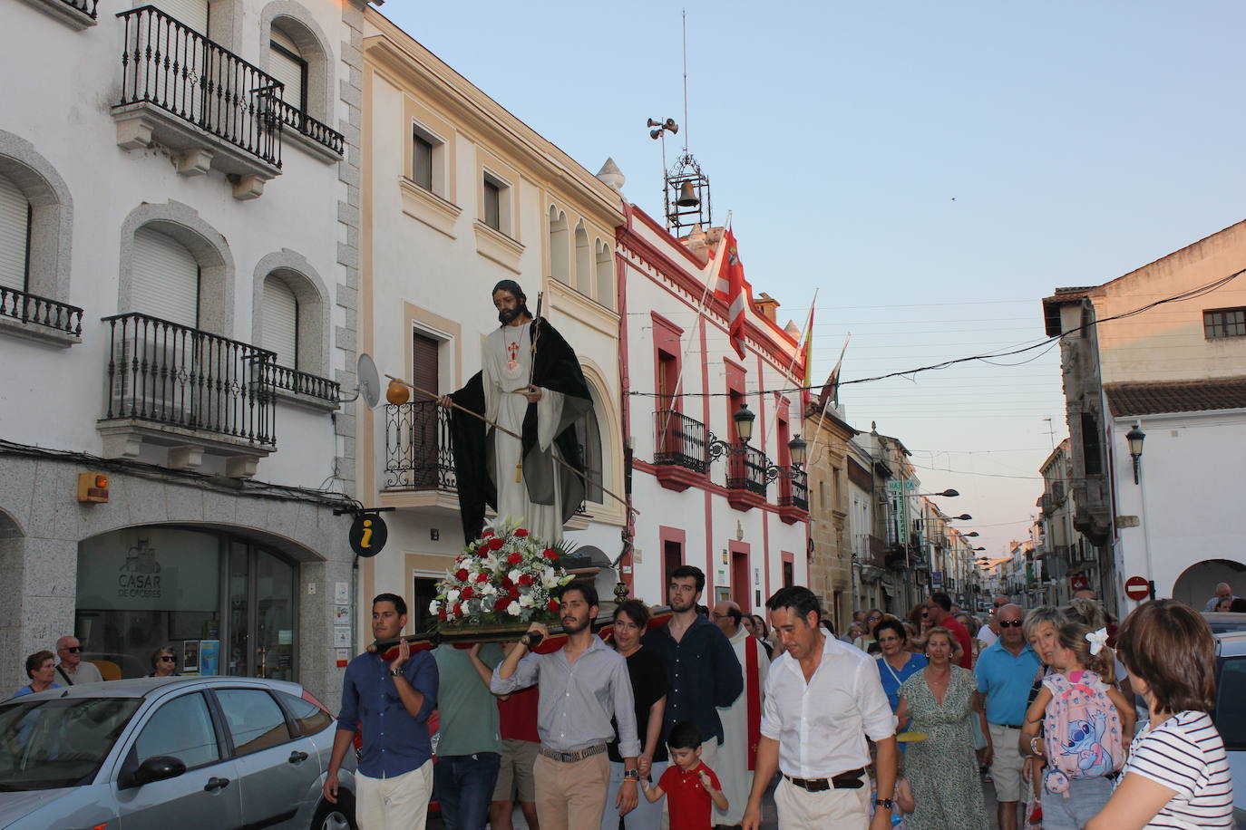 Santiago Peregrino sale en procesión como manda la tradición