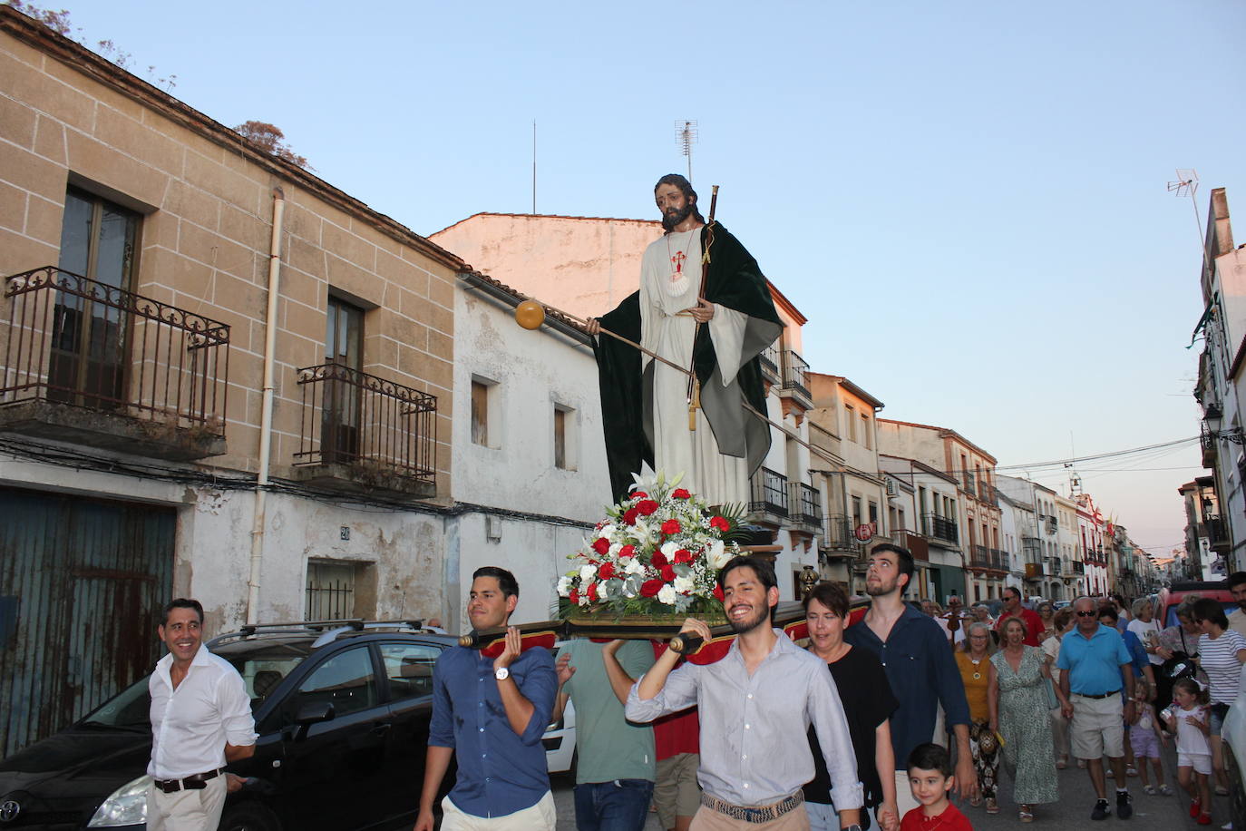 Santiago Peregrino sale en procesión como manda la tradición