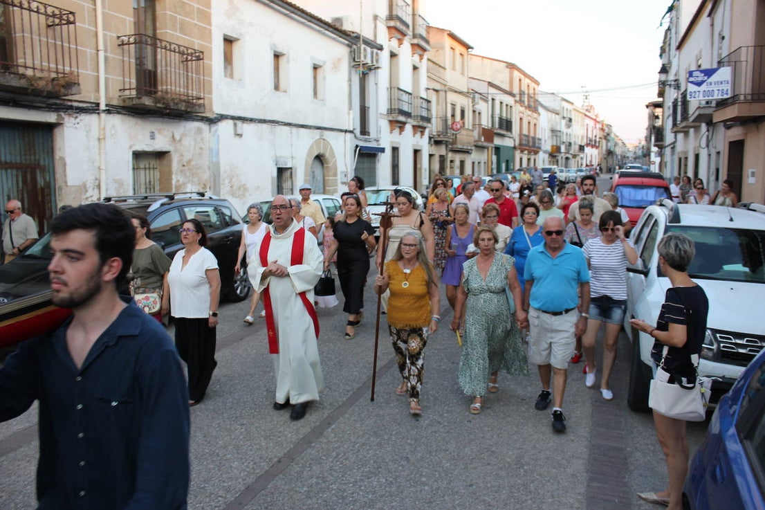 Santiago Peregrino sale en procesión como manda la tradición