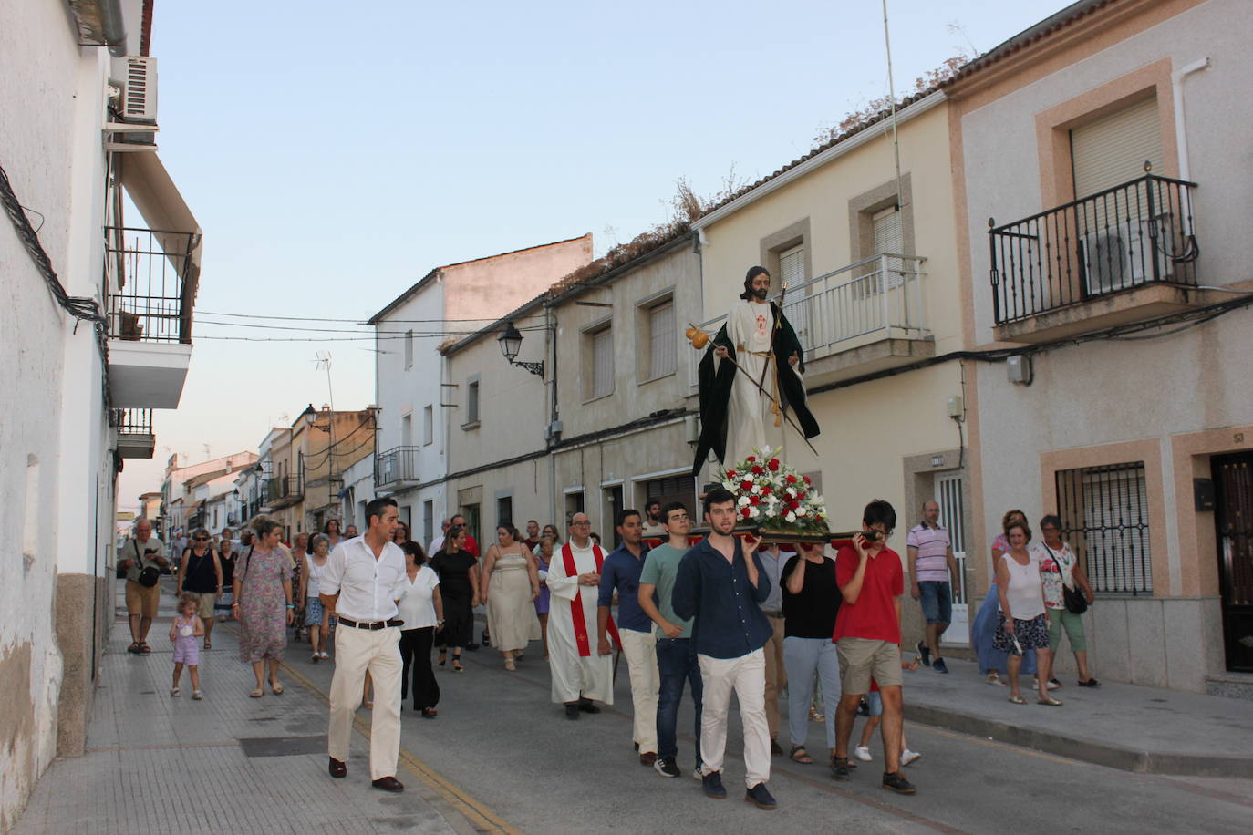 Santiago Peregrino sale en procesión como manda la tradición