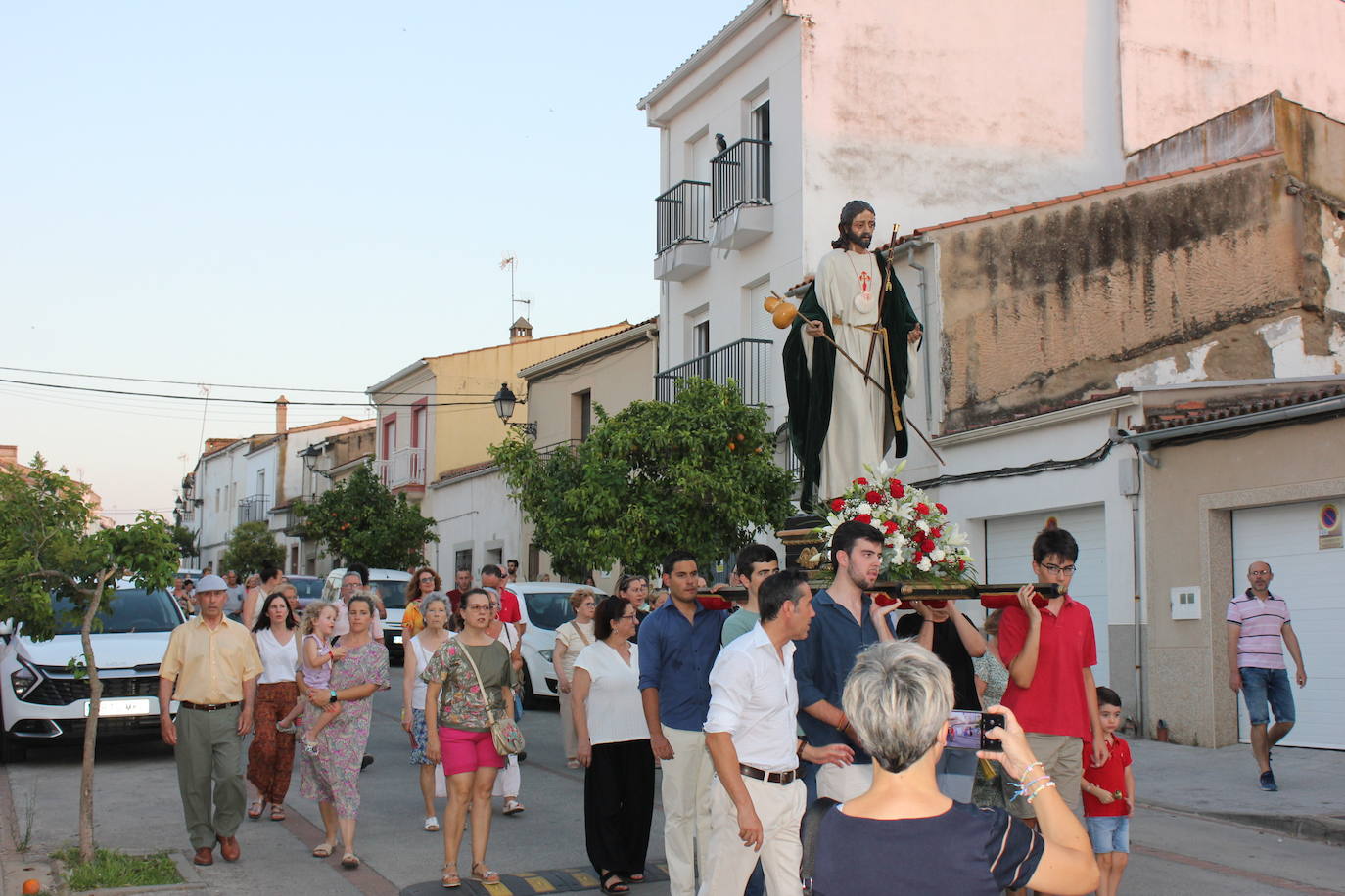 Santiago Peregrino sale en procesión como manda la tradición