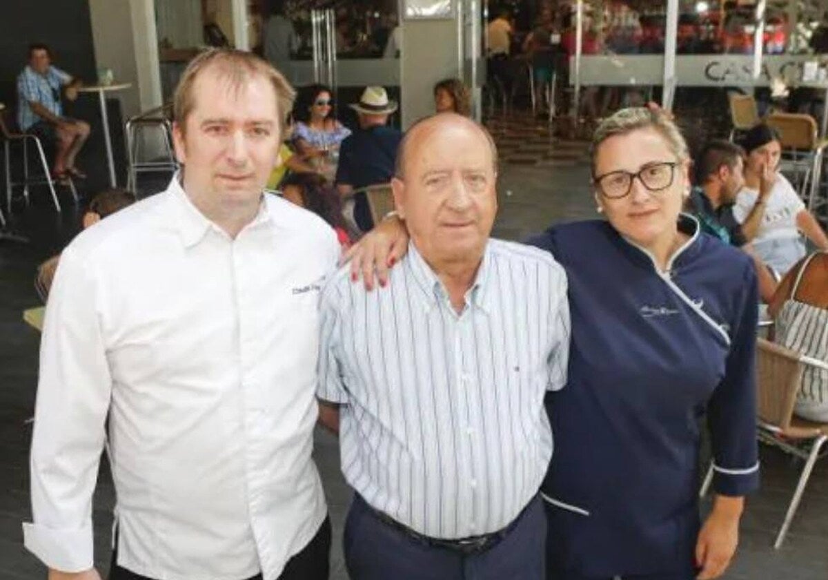 Imagen principal - Claudio junto a sus hijos en el año 2018 tras recibir la Tenca de Oro.