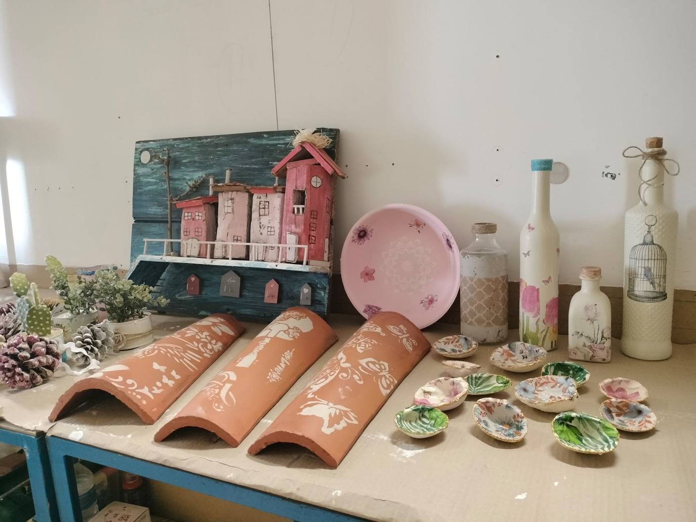 Imagen principal - Objetos donados para el puesto solidario de Hinojal. 