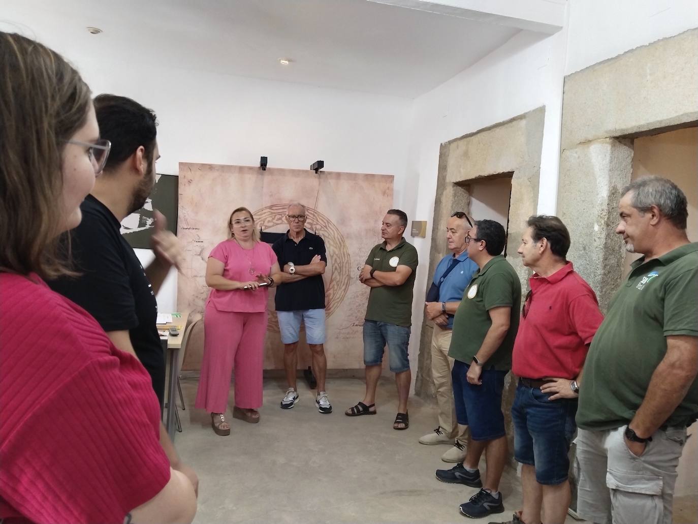 Imagen principal - Las paredes del Museo del Queso se llenan de fotografías de paisajes y fauna extremeña