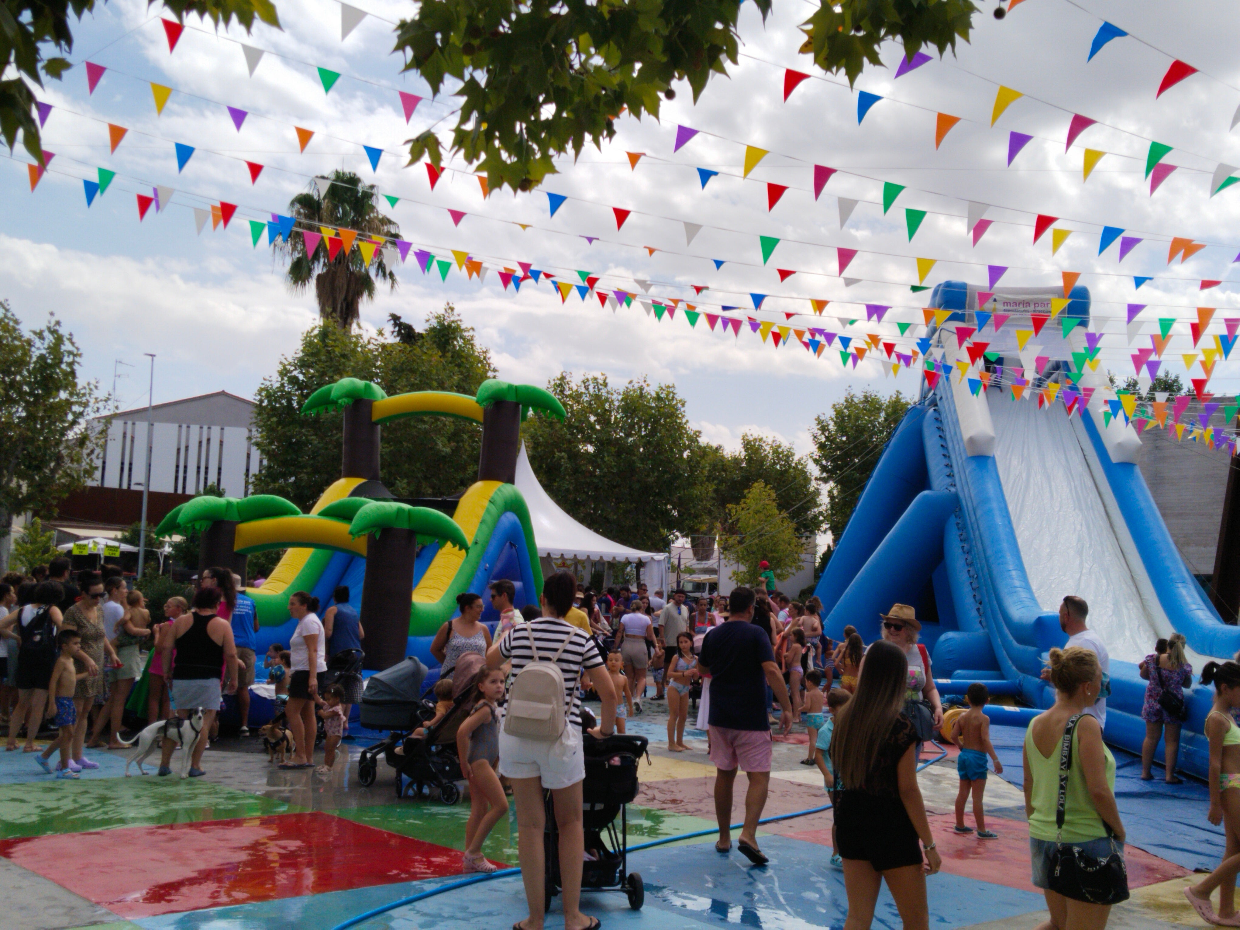 Imagen principal - La Plaza de Sancho IV vuelve a ser el escenario de la fiesta infantil