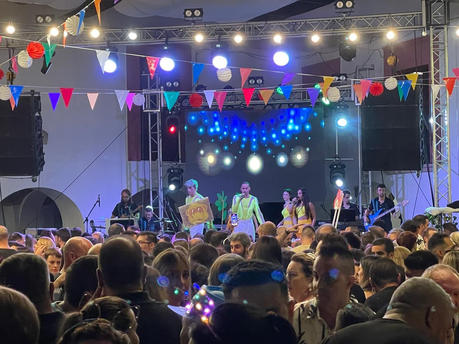 Imagen secundaria 2 - Las peñas disfrutan por todo lo alto del Viernes del Ramo