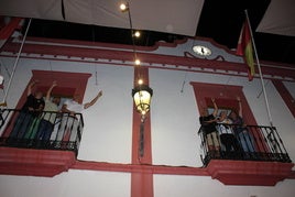 El pregón de los militares casareños hace vibrar la Plaza de España