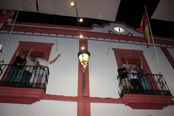 El pregón de los militares casareños hace vibrar la Plaza de España