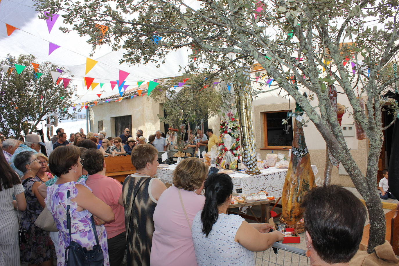 Centenares de personas arropan la Mesa del Ramo