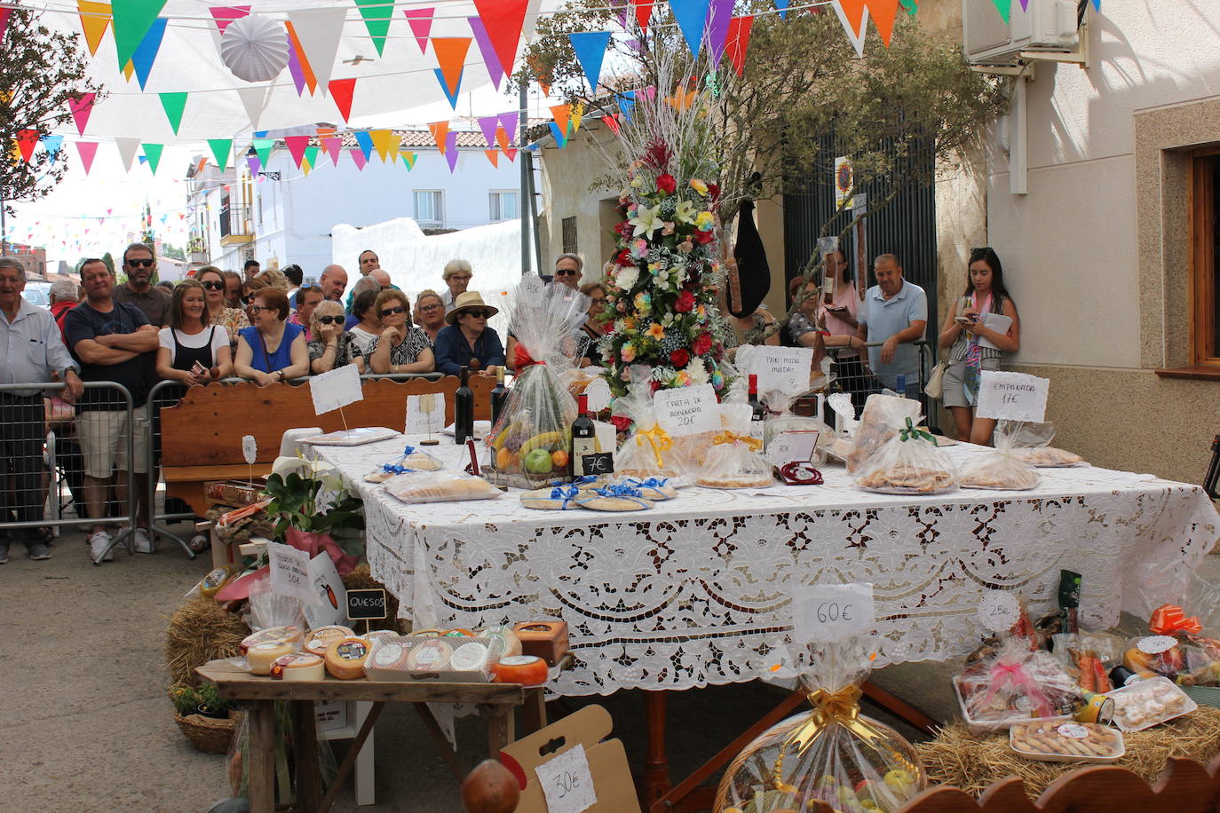Centenares de personas arropan la Mesa del Ramo