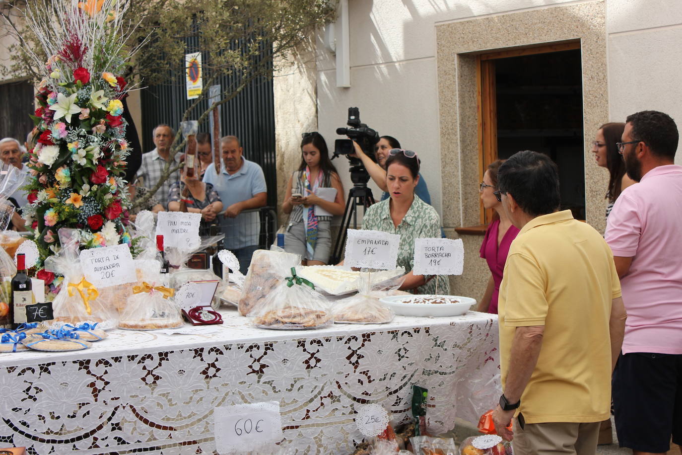Centenares de personas arropan la Mesa del Ramo