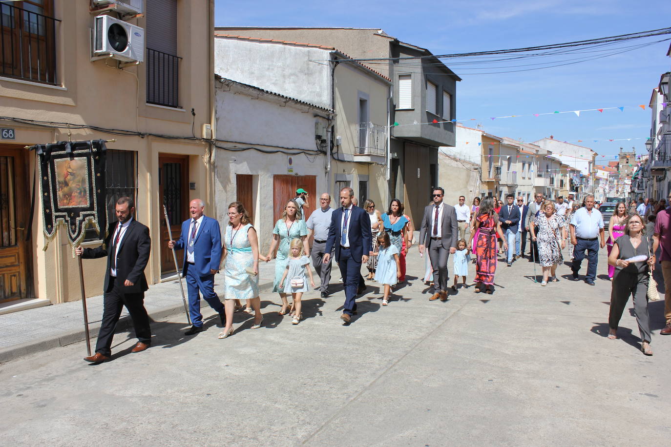 Centenares de personas arropan la Mesa del Ramo