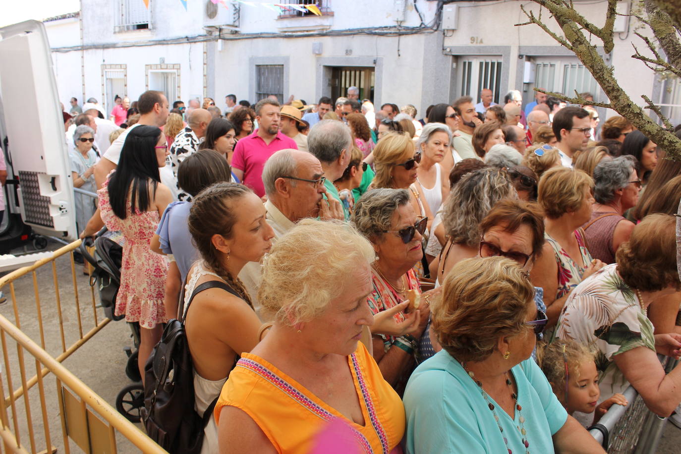 Centenares de personas arropan la Mesa del Ramo