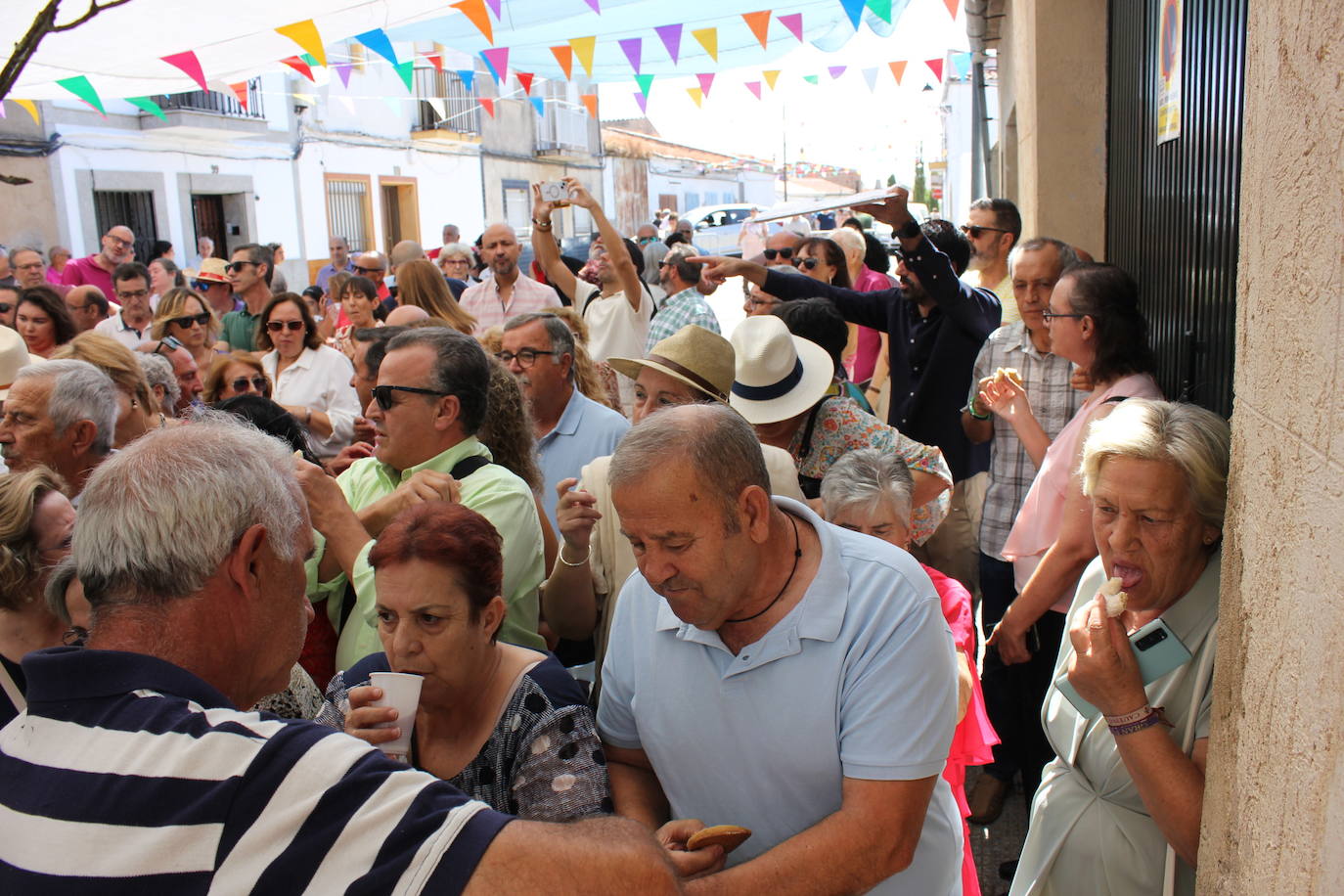 Centenares de personas arropan la Mesa del Ramo
