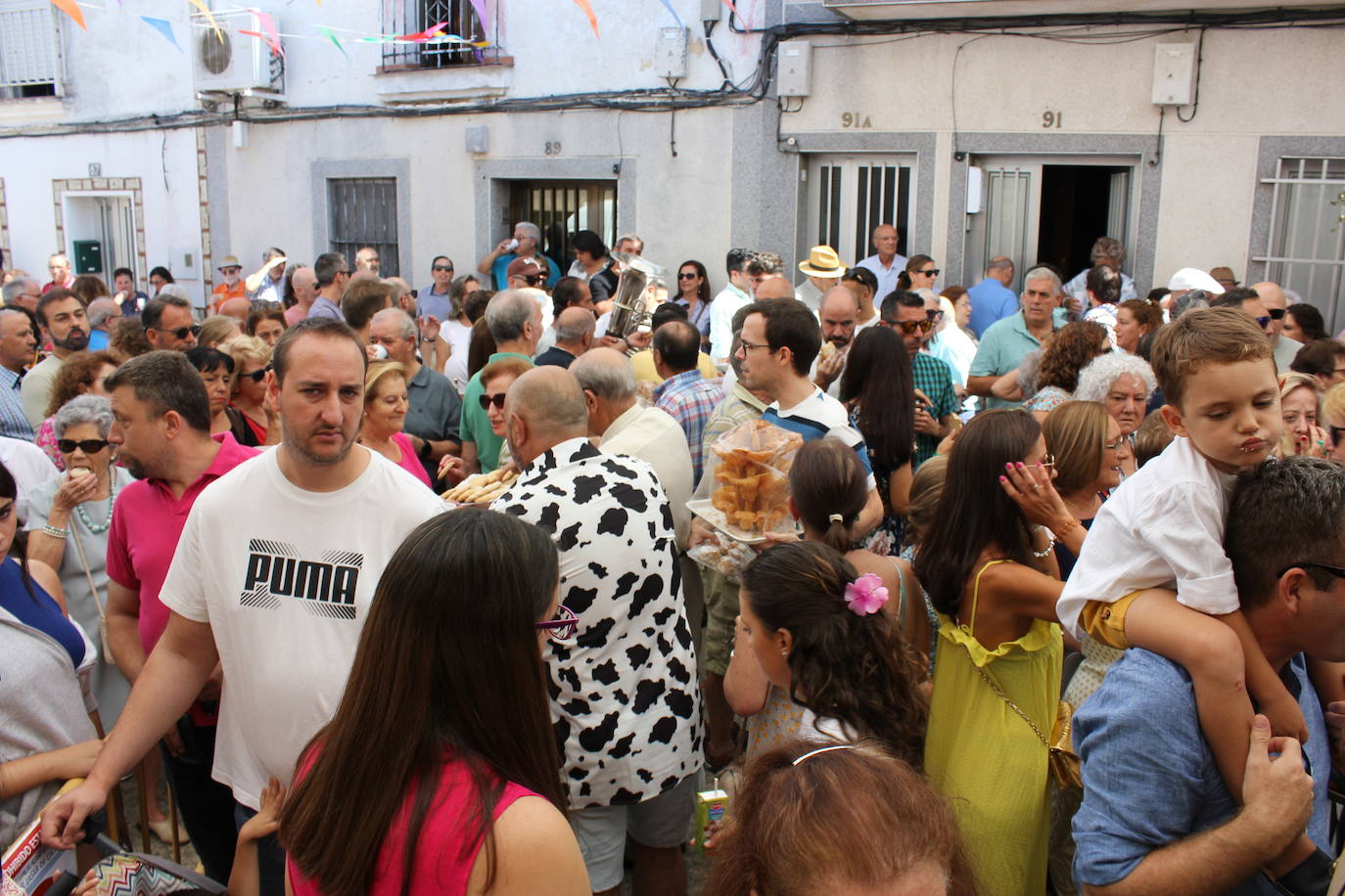 Centenares de personas arropan la Mesa del Ramo