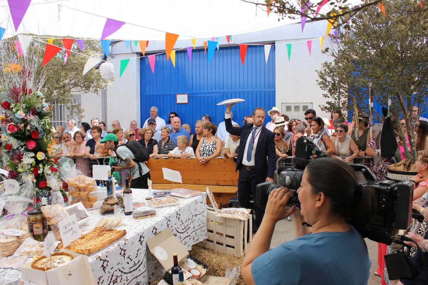 Centenares de personas arropan la Mesa del Ramo