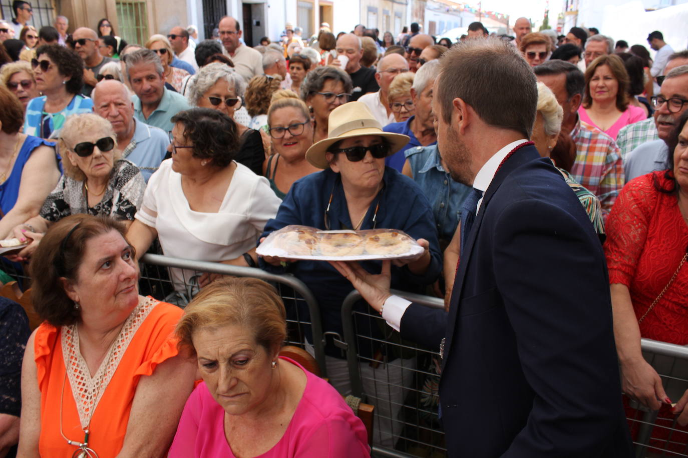 Centenares de personas arropan la Mesa del Ramo
