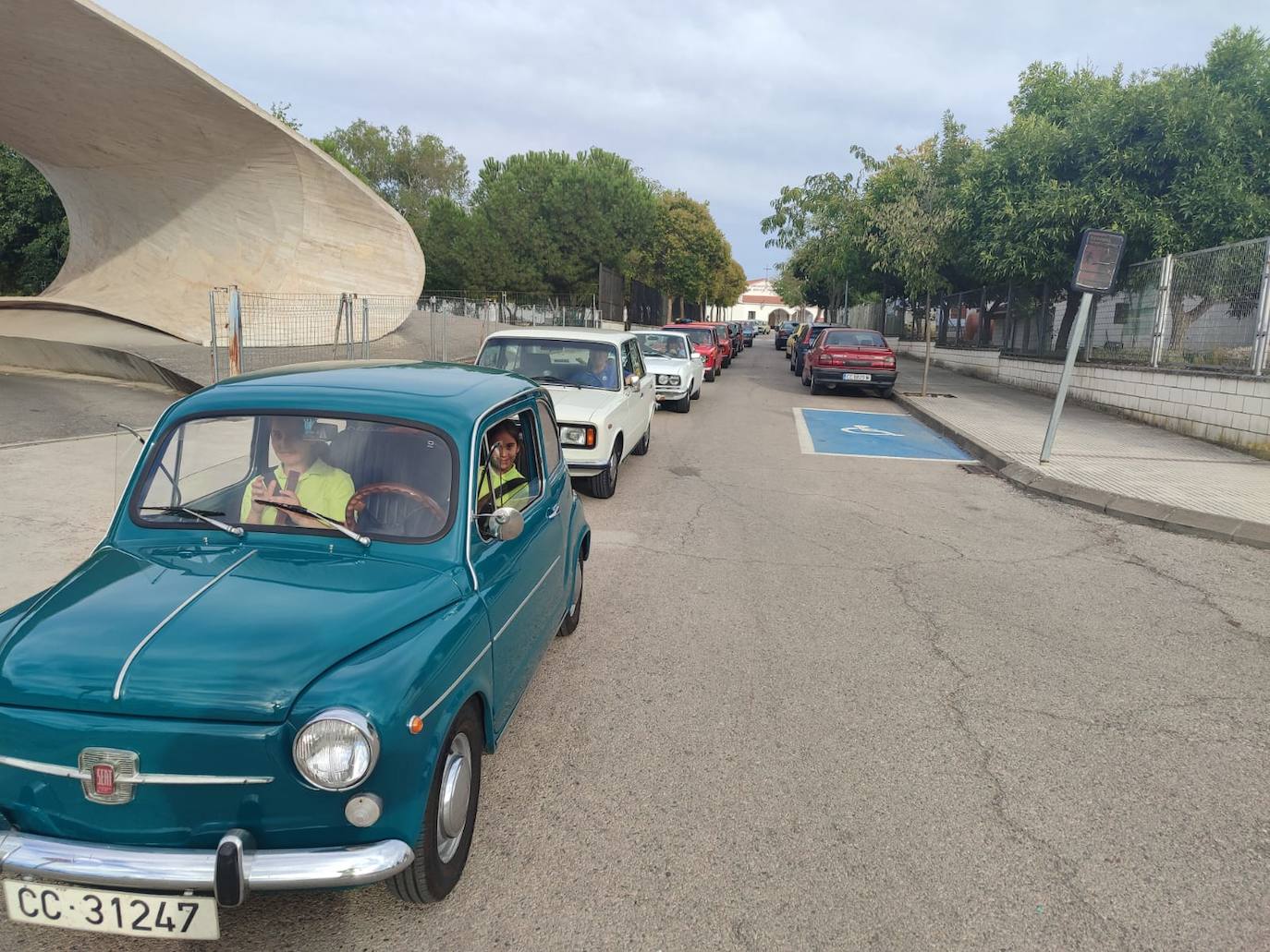 Los participantes a su paso por la Estación de autobuses.