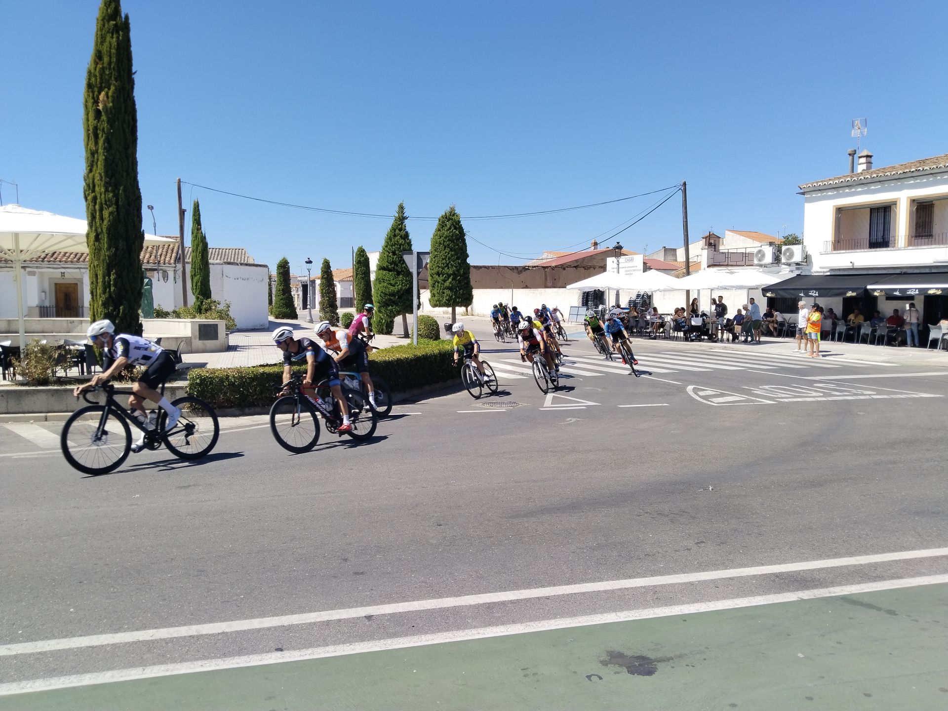 Imagen principal - El Gran Premio del Ramo de ciclismo se vive de forma intensa en la localidad