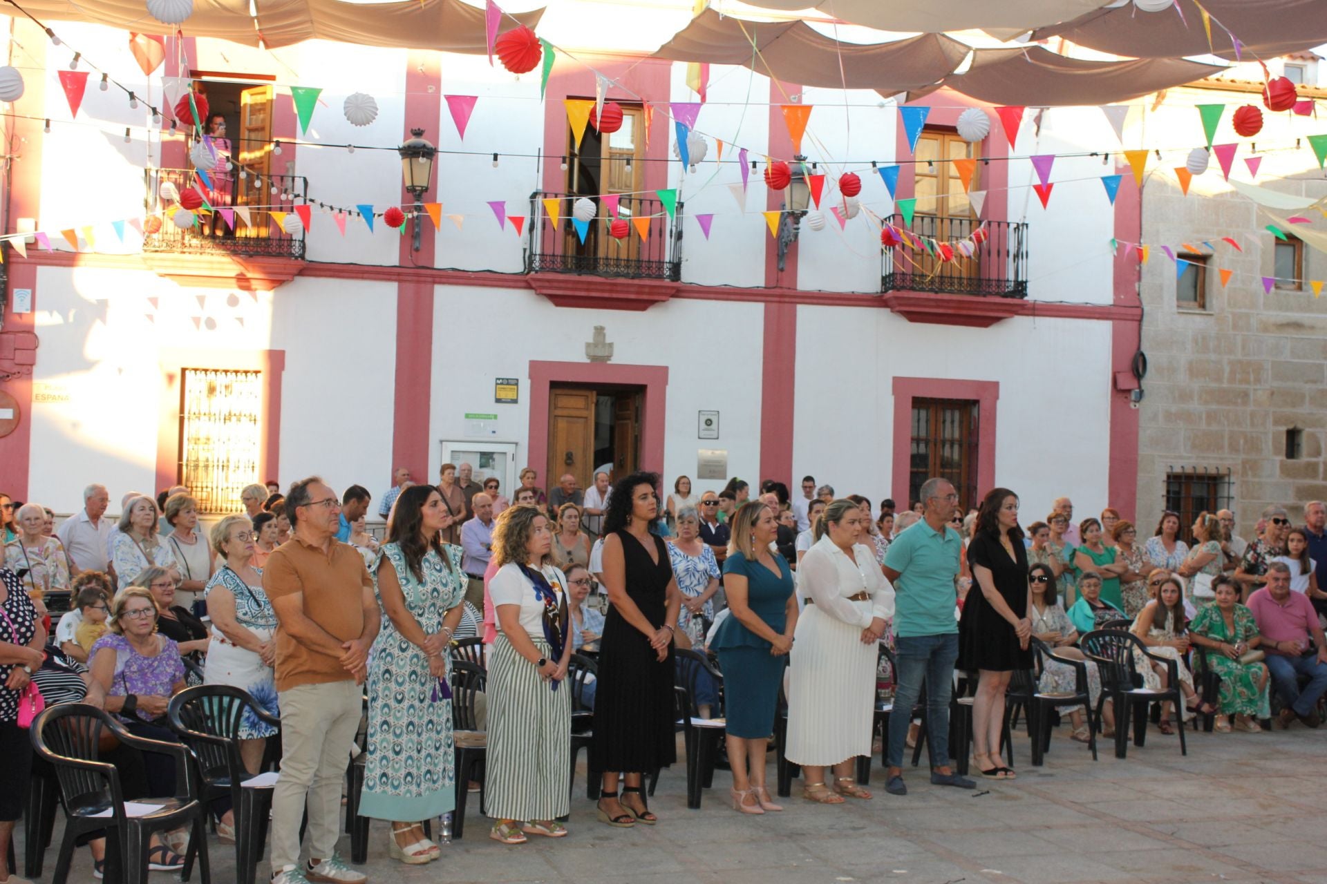 Imagen principal - La Plaza de España se rinde al folclore extremeño este 8 de septiembre
