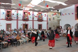 La Plaza de España se rinde al folclore extremeño este 8 de septiembre