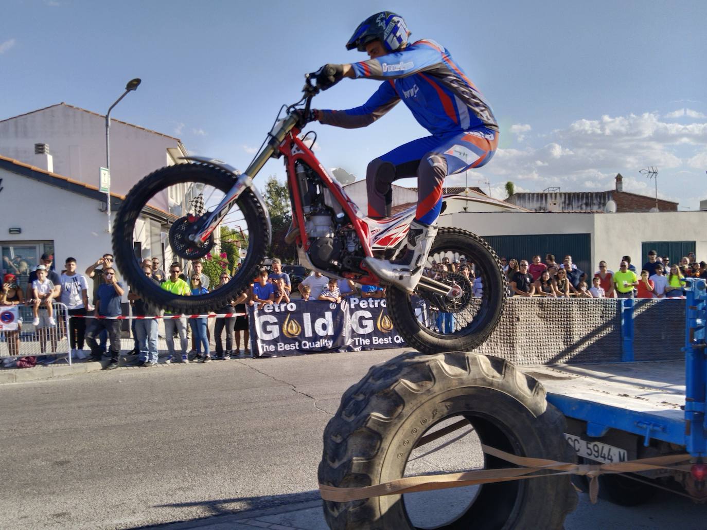 Imagen secundaria 1 - El salto de longitud del piloto Miguel Ángel Jiménez sorprende a los casareños