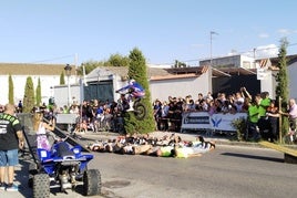 Una veintena de voluntarios se colocaron en la calzada y vieron volar al piloto sobre ellos.