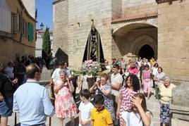 La Virgen de los Dolores, del siglo XVIII, recorre varias calles del pueblo tras varias décadas recogida en la parroquia