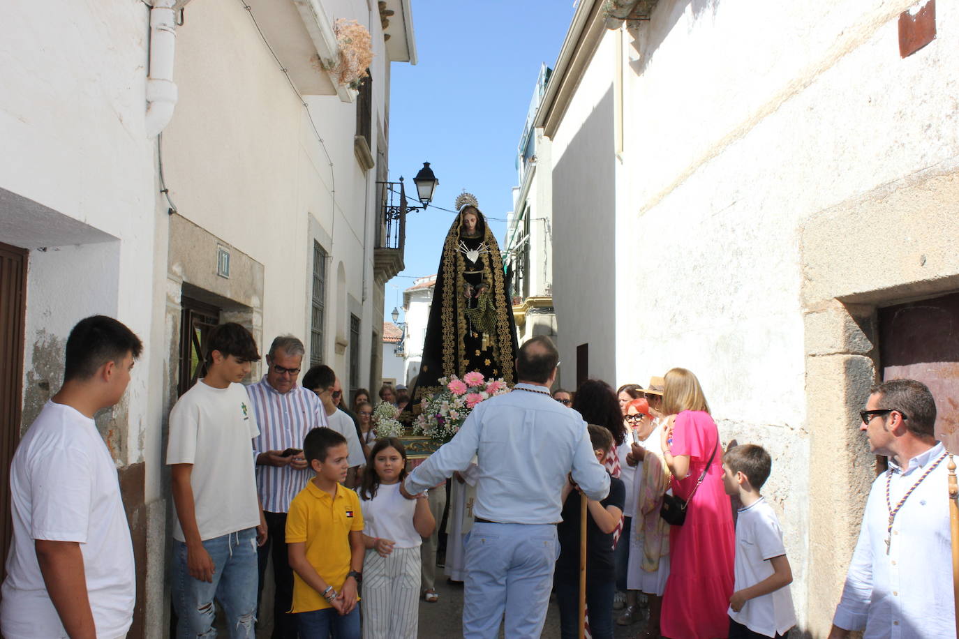 Imagen principal - La Virgen de los Dolores, del siglo XVIII, recorre varias calles del pueblo tras varias décadas recogida en la parroquia