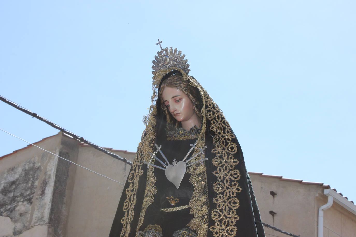 Imagen secundaria 1 - La Virgen de los Dolores, del siglo XVIII, recorre varias calles del pueblo tras varias décadas recogida en la parroquia