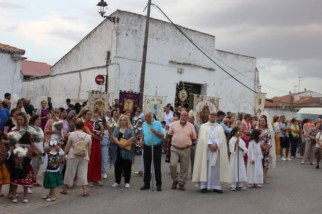Una multitud da la bienvenida a la patrona a su llegada a la localidad