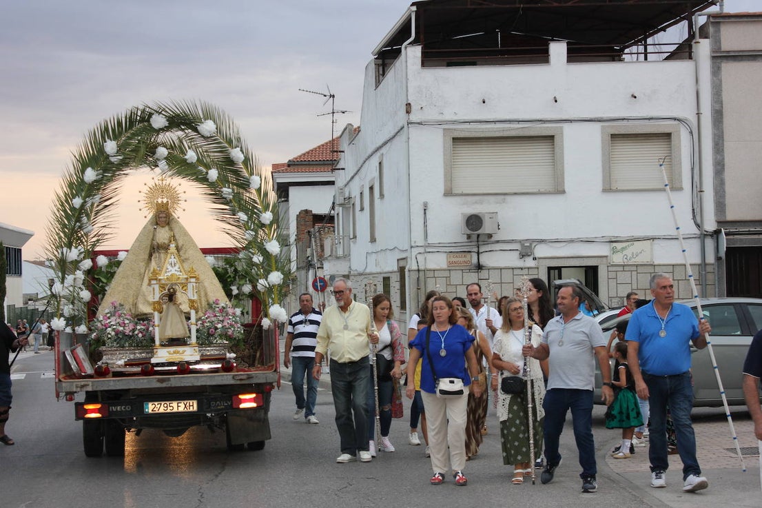 Una multitud da la bienvenida a la patrona a su llegada a la localidad