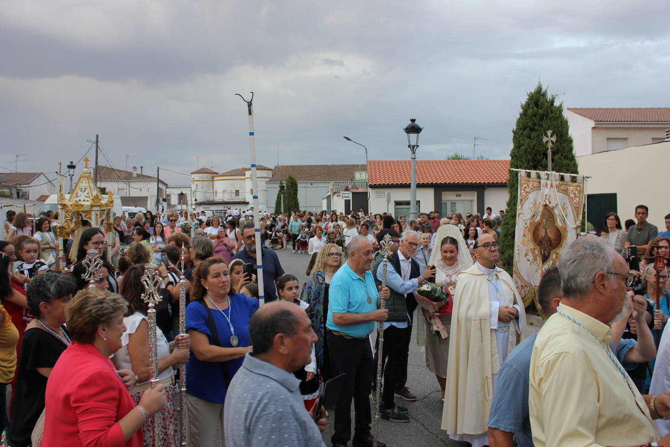 Una multitud da la bienvenida a la patrona a su llegada a la localidad